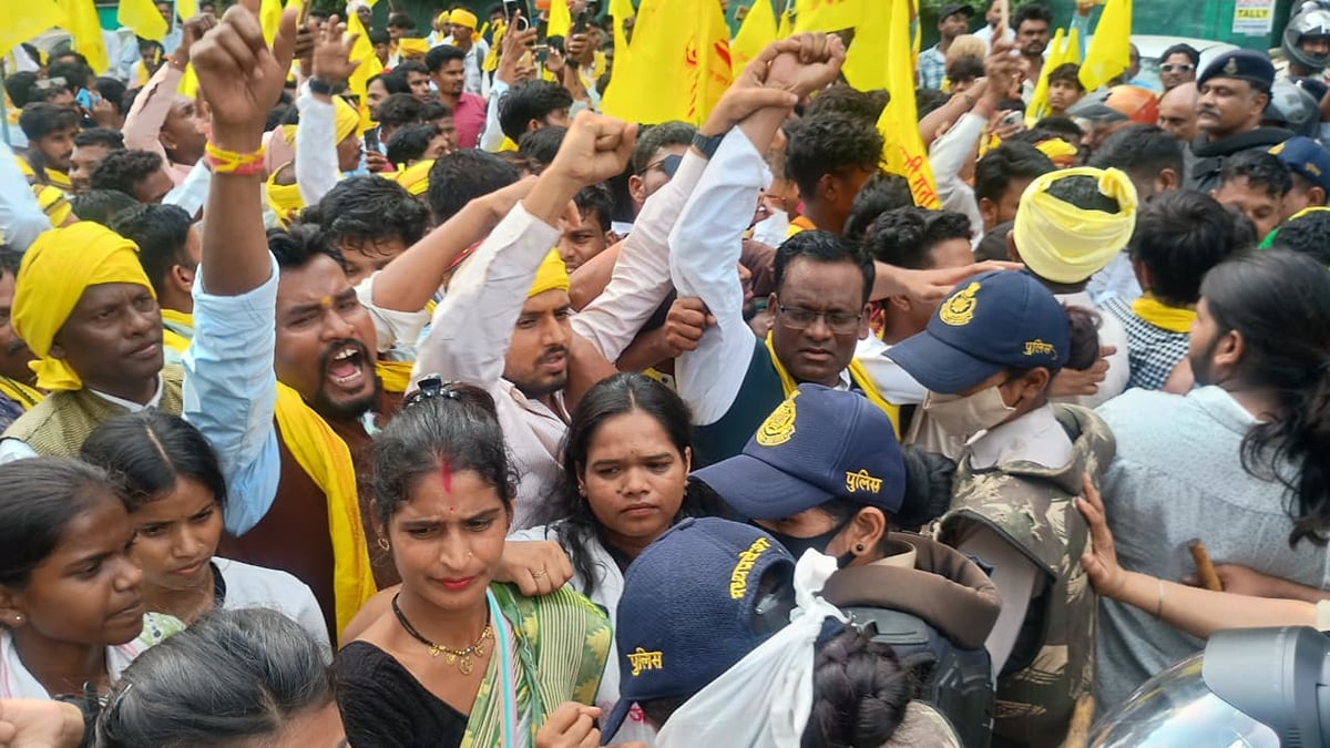 महिला ने कांस्टेबल को मारा थप्पड़: टीआई पर एफआईआर की मांग को लेकर जयस का प्रदर्शन, पुलिस से भिड़े कार्यकर्ता