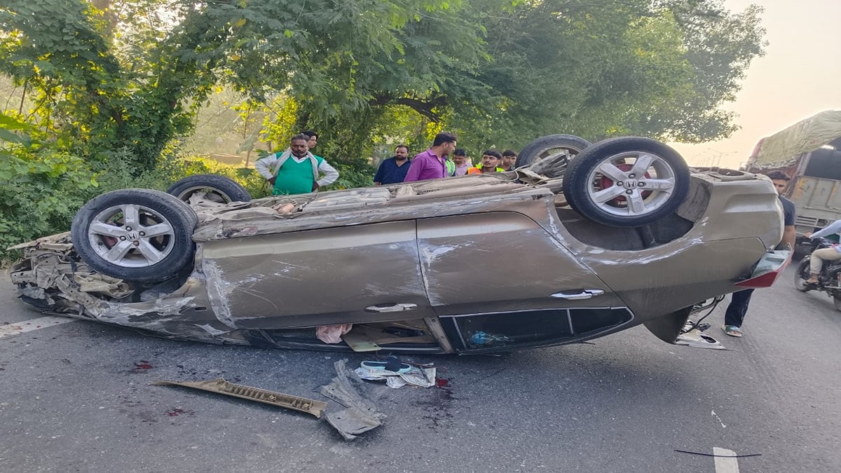 बरेली: टक्कर के बाद दिल्ली-लखनऊ हाईवे पर पलटी दो कारें, दोनों के चालक गंभीर घायल