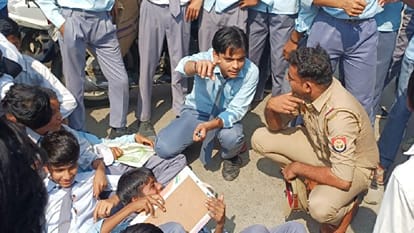 Baghpat: 'Gen Alpha' takes to the streets to protest the disconnection of their college's electricity