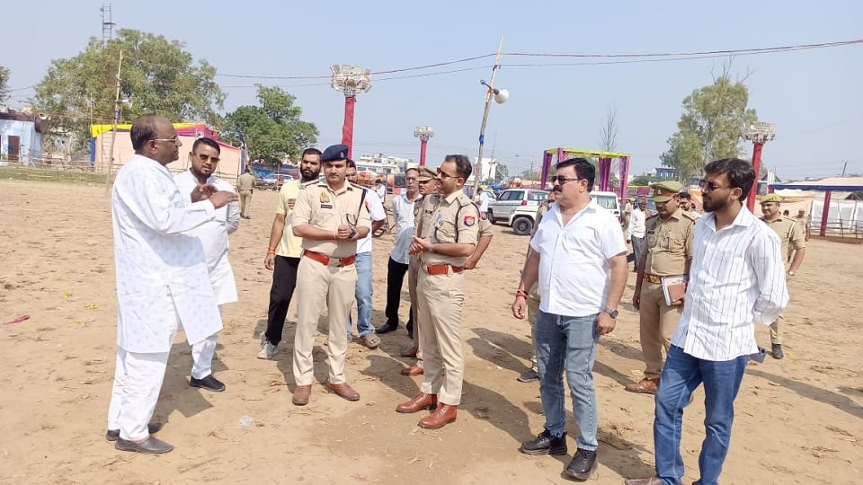 बुलंदशहर: खुर्जा में दशहरा मेला की सुरक्षा के लिए 200 से अधिक पुलिसकर्मी तैनात, एसपी देहात व सीओ ने लिया जाएजा