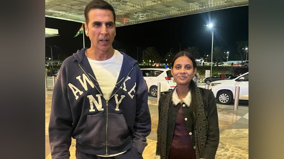 देहरादून: एयरपोर्ट पर 'जय माता दी' सुनकर रुके अक्षय कुमार के कदम, महिला कर्मचारी ने पास बुलाकर खिंचवाई फोटो