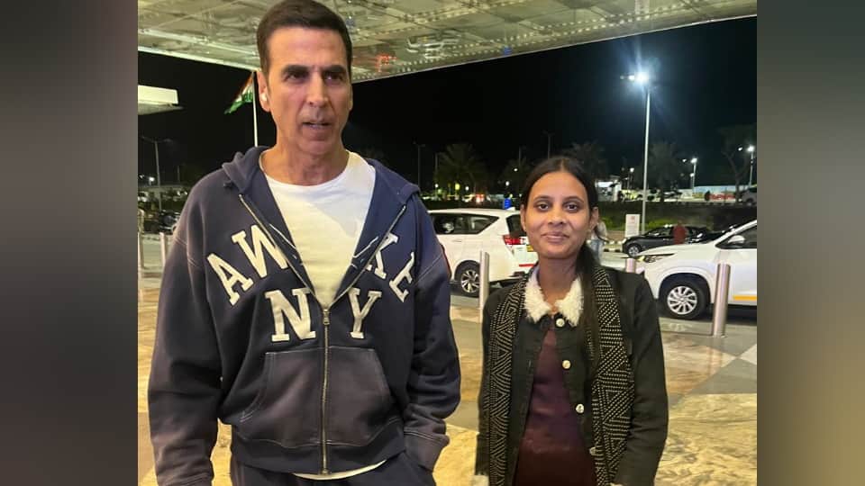 Actor Akshay Kumar stops upon hearing Jai Mata Di at airport took photo with female staff