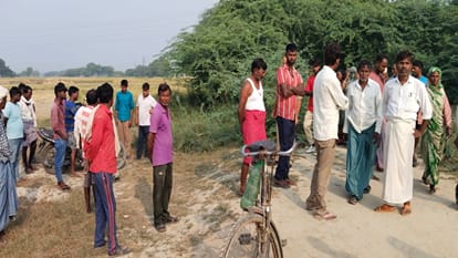 घटना के बाद मौके पर जुटी भीड़।