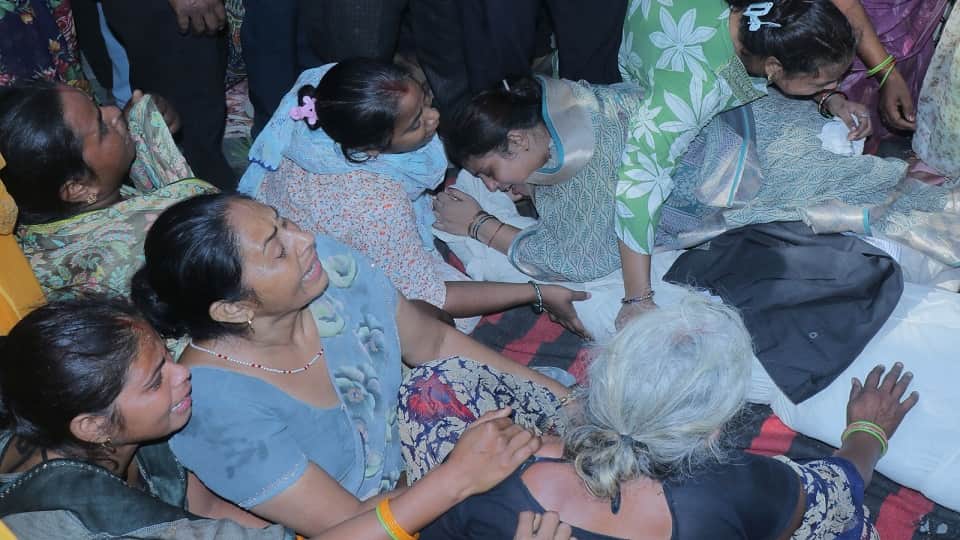 Agra Man Dies After Falling from Roof During Clash with Cops, Family Alleges He Was Pushed