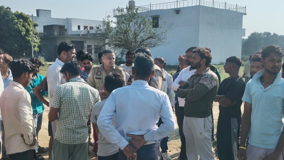 बुलंदशहर: डंपर से बिल्डिंग मटेरियल डस्ट उतारते समय गिरा पोल, चपेट में आकर परिचालक की मौत
