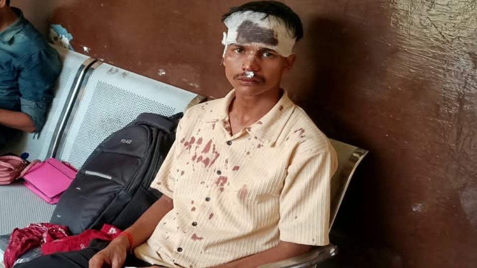 बांदा में सड़क हादसा: कार-स्कूटी की टक्कर के बाद खाई में गिरी कार, नौ घायल