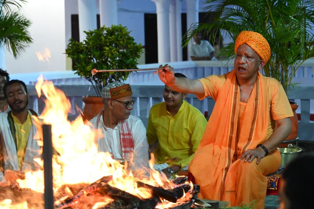 CM Yogi performed Mahanisha Puja and prayed for welfare of the world