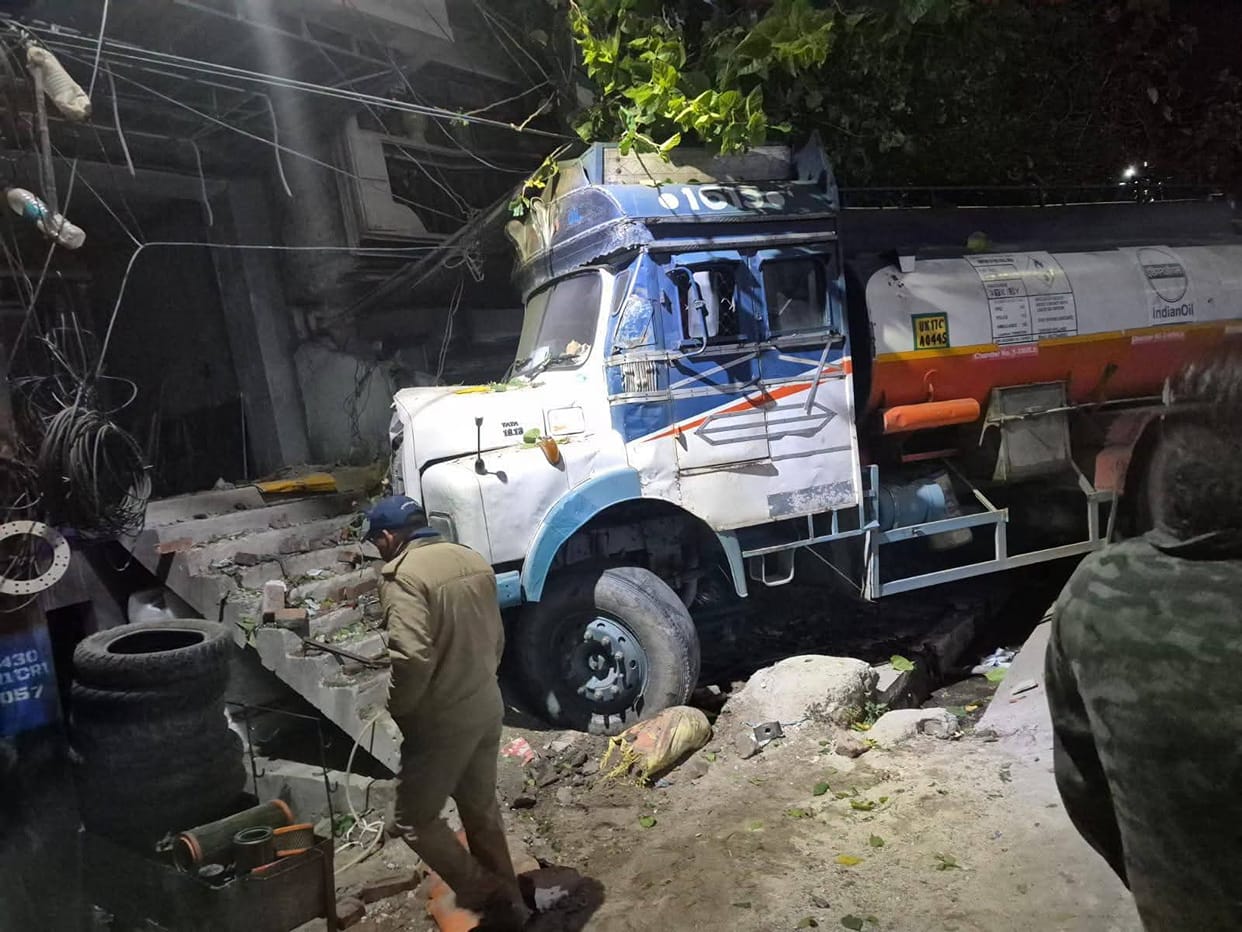 Accident on Badrinath Highway Out-of-control oil tanker crashes into a clinic in Srinagar three shops damaged