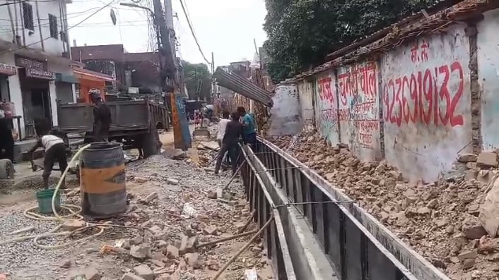 कानपुर: पोनी रोड चौड़ीकरण में लापरवाही, घटिया सामग्री और टेढ़ी नाली, व्यापारी बोले- मानक अनुरूप नहीं है काम