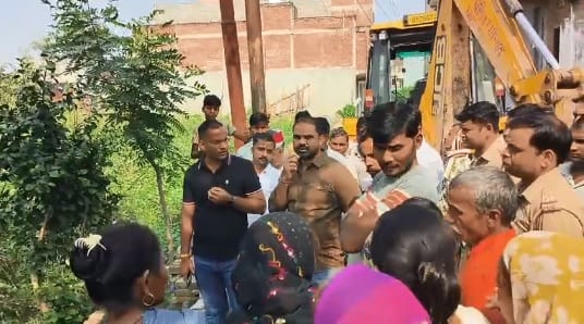 Kanpur Middle aged man jumps into a pond while under the influence search operation underway