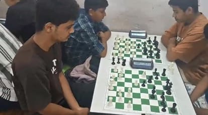 शतरंज प्रतियोगिता में खेलते खिलाड़ी
