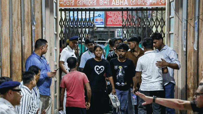 Kolkata stampede Mother death in front of son young man trapped in crowd chorbagan eyewitnesses accounts