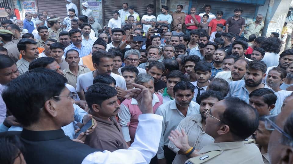 Agra Man Dies After Falling from Roof During Clash with Cops, Family Alleges He Was Pushed