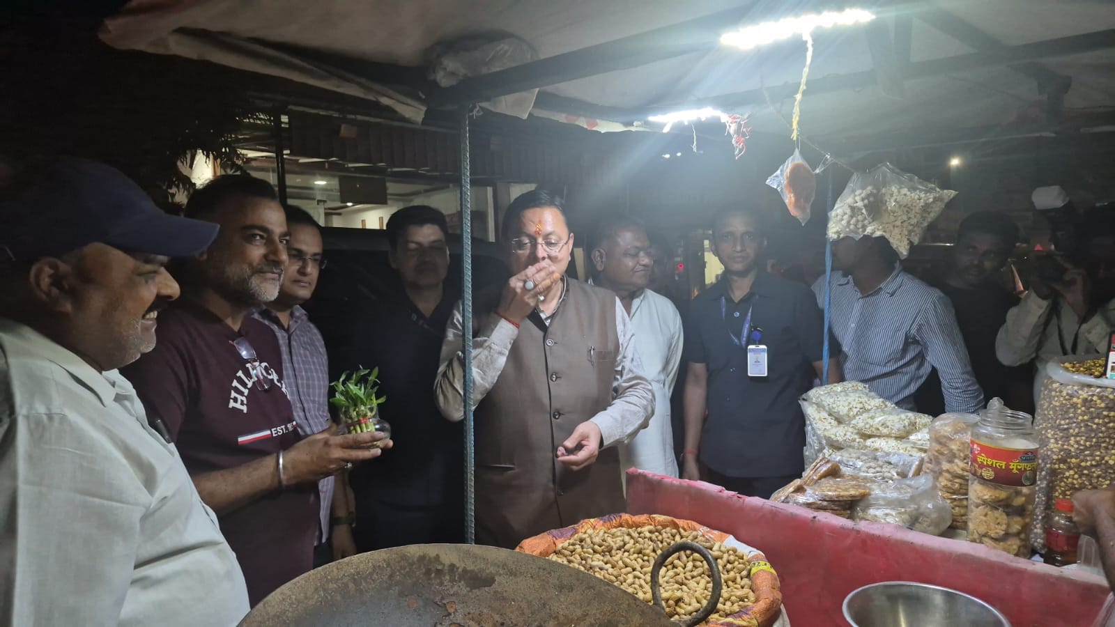 मूंगफली खाते सीएम धामी
