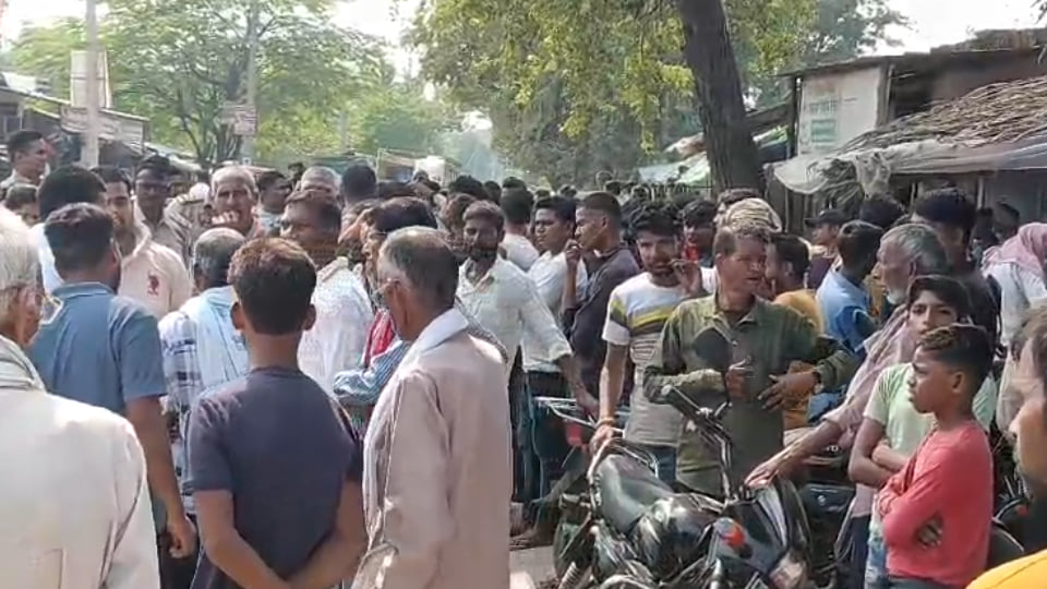 कानपुर देहात: ट्रैक्टर की टक्कर से बुक स्टोर संचालिका की मौत, परिजनों ने चार घंटे बाद उठने दिया शव