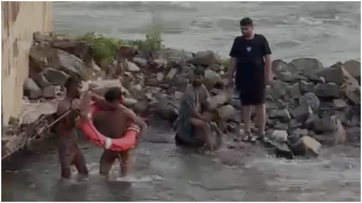 एमपी: नर्मदा में अचानक बढ़ा पानी, रेलवे पुल के पिलरों के पास फंसे चार युवक; गोताखोरों ने ऐसे बचाई जान