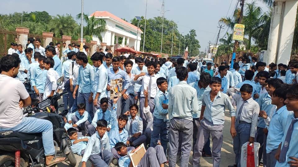 Baghpat: 'Gen Alpha' takes to the streets to protest the disconnection of their college's electricity
