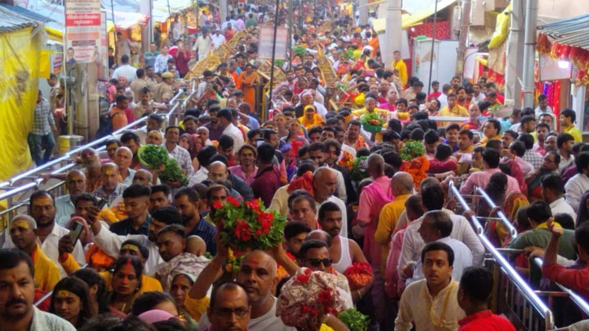 महाअष्टमी: मां विंध्यवासिनी के दर्शन कर निहाल हुए श्रद्धालु, देवी धाम में गूंजे जयकारे; अनुष्ठानों का चला दौर