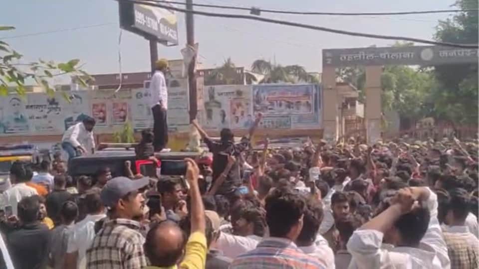 Protesters angered by blocking of mahapanchayat blocked Dhaulana-Pilkhuwa road