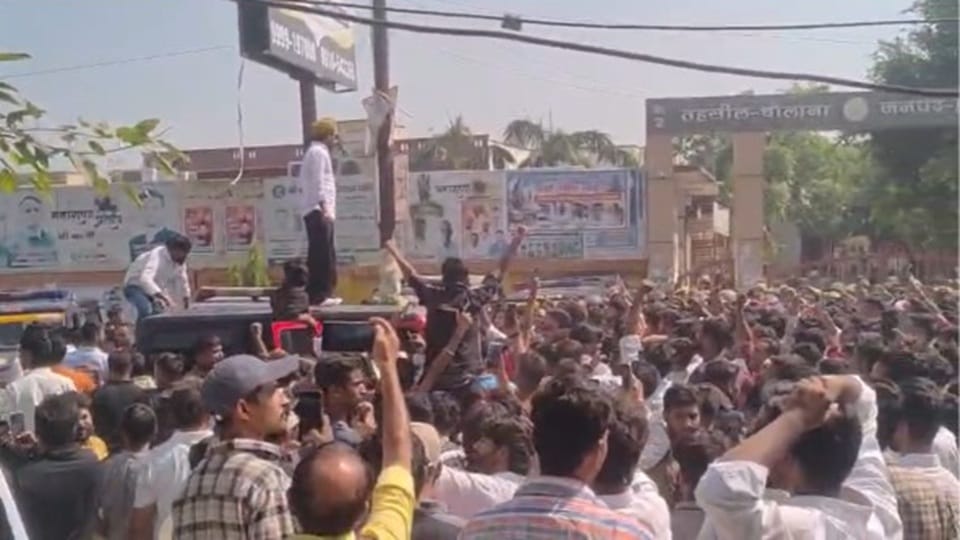 Protesters angered by blocking of mahapanchayat blocked Dhaulana-Pilkhuwa road