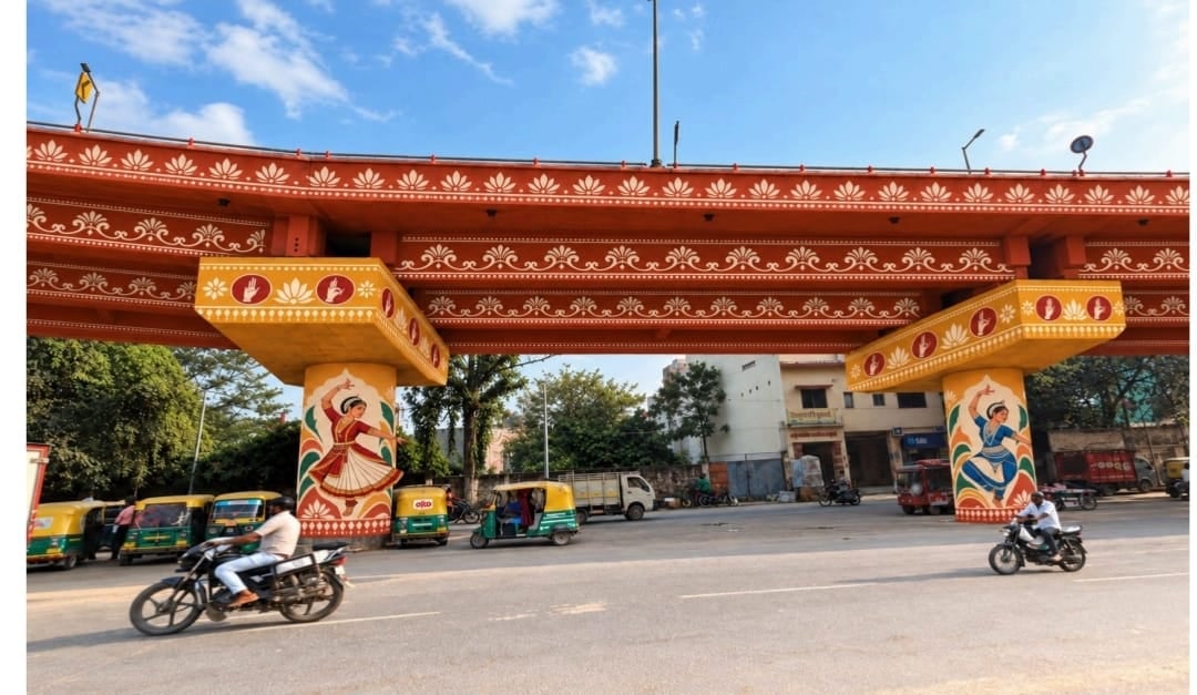 यूपी: एयर शो के लिए संवर रही काशी, दीवारों पर उकेरी जा रही गंगा घाटों की छटा