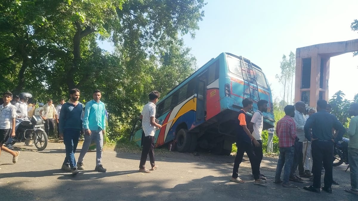 लखीमपुर खीरी में हादसा: बाइक को रौंदकर खंती में घुसी बस, युवक की मौत, 20 से अधिक यात्री घायल