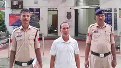 पुलिस की गिरफ्त में आरोपी शिक्षक