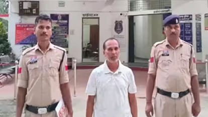 पुलिस की गिरफ्त में आरोपी शिक्षक