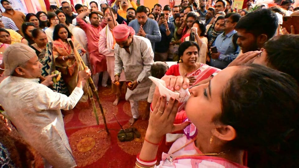 Sandhi Puja with 108 lotus flowers in Chandigarh at Banga Bhawan and Kalibari Durga Puja pandals