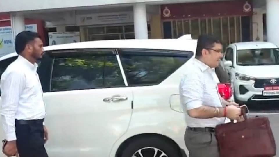viral video cm Bhagwant Mann Ludhiana Commissioner Swapnil Sharma appeared at ED office Chandigarh