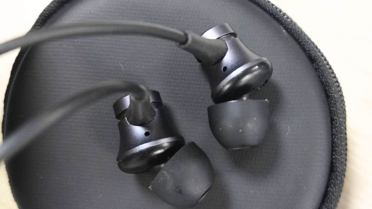 why earphones have small holes acoustic vents sound quality bass explained in hindi