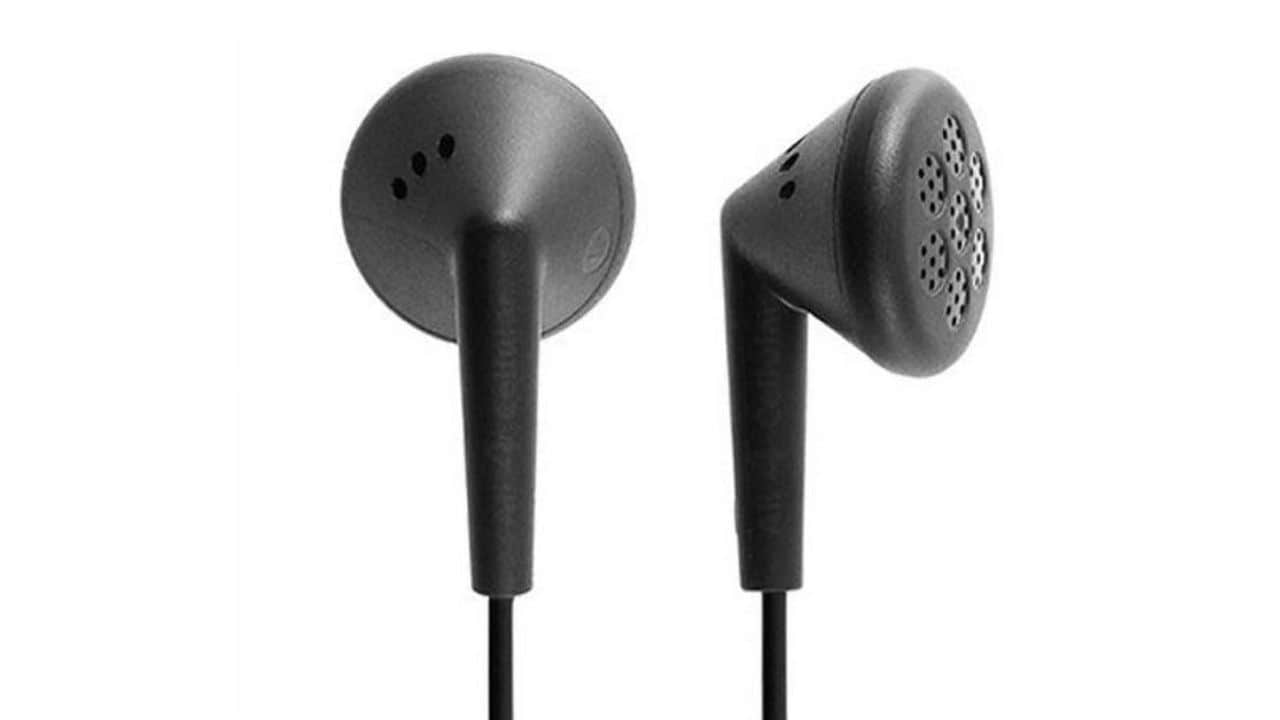 why earphones have small holes acoustic vents sound quality bass explained in hindi