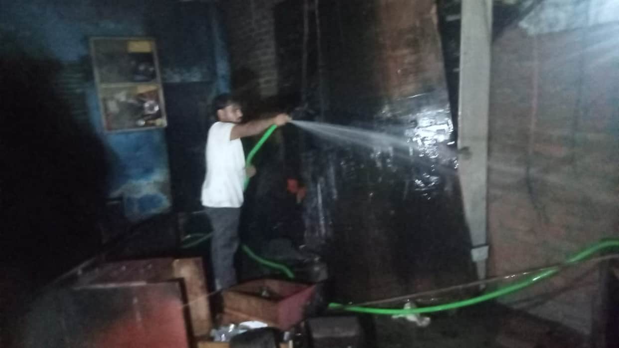 Major house fire in Phaphamau: Two people trapped on the upper floor; rescue operation underway