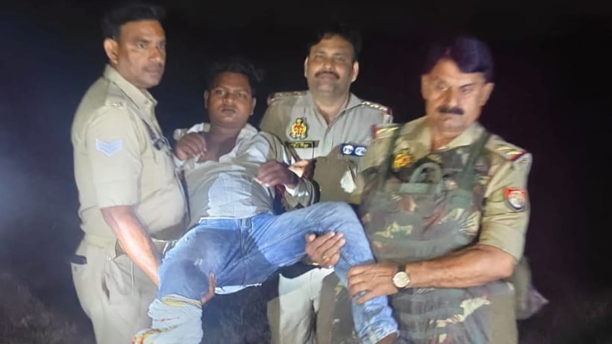 Encounter in Mirzapur Accused snatching chains and mangalsutras injured attempting flee fire police