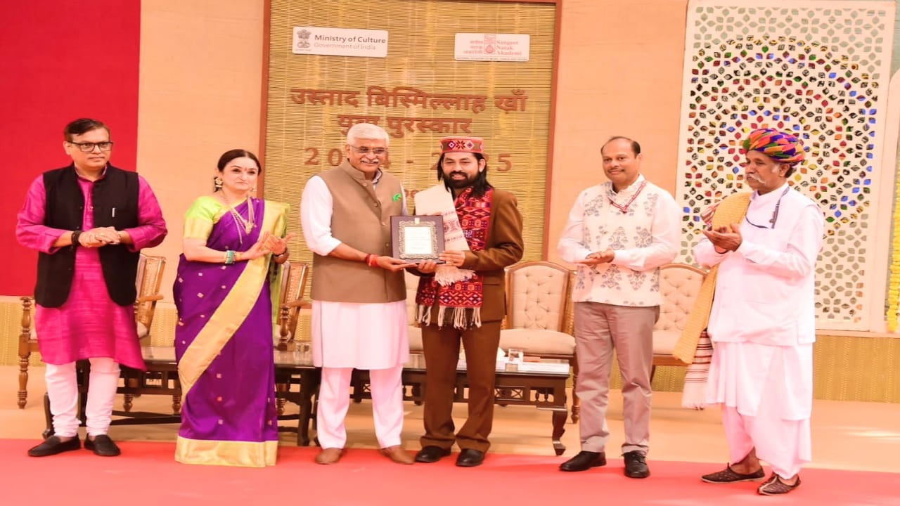 लोकगायक इंद्रजीत को उस्ताद बिस्मिल्लाह खां युवा पुरस्कार।