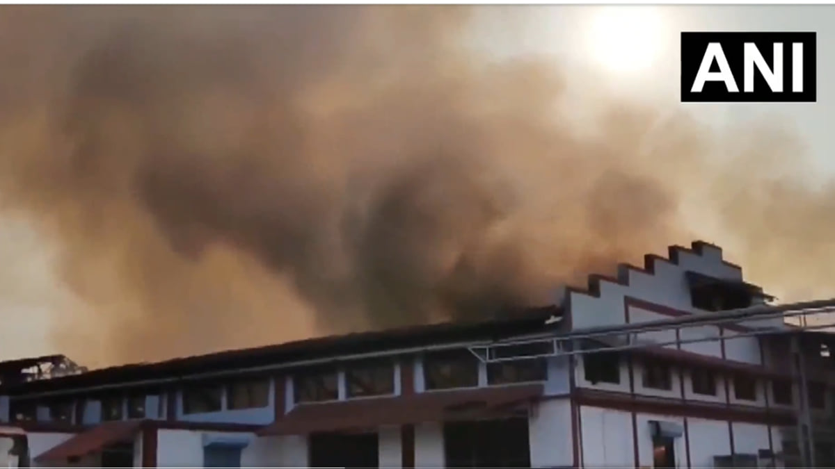 जबलपुर: पारले-जी बिस्कुट फैक्ट्री में लगी आग, आठ से अधिक दमकल वाहन मौके पर पहुंचे