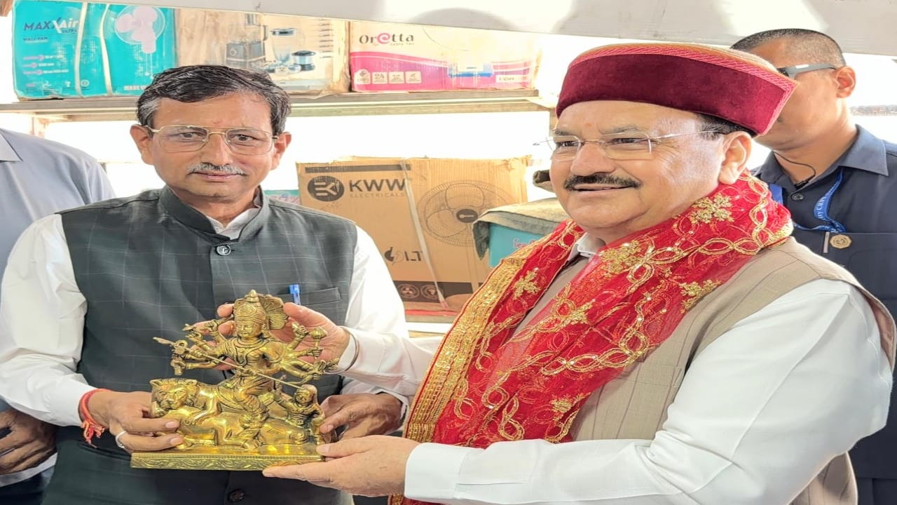 भगेड़ चाैक पर मंत्री जगत प्रकाश नड्डा का स्वागत करते पूर्व भाजपा मंत्री।
