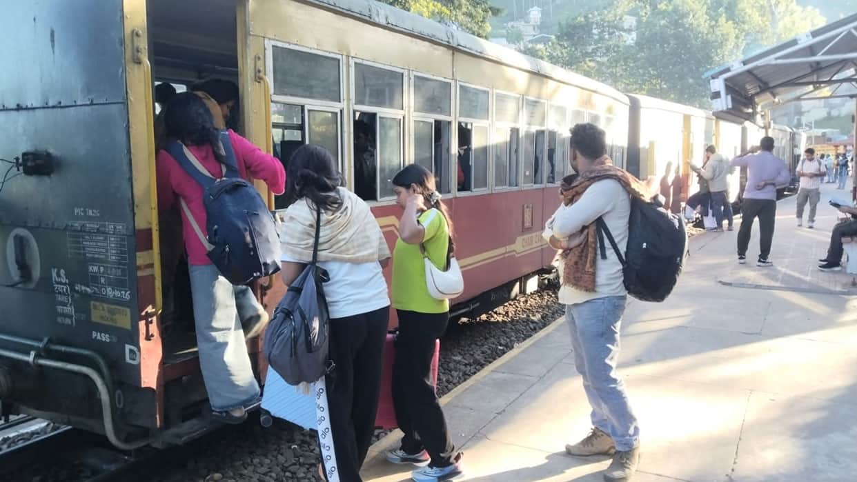 Himachal Tourism: Kalka-Shimla train buzzes with tourists on Dussehra, even general coaches full