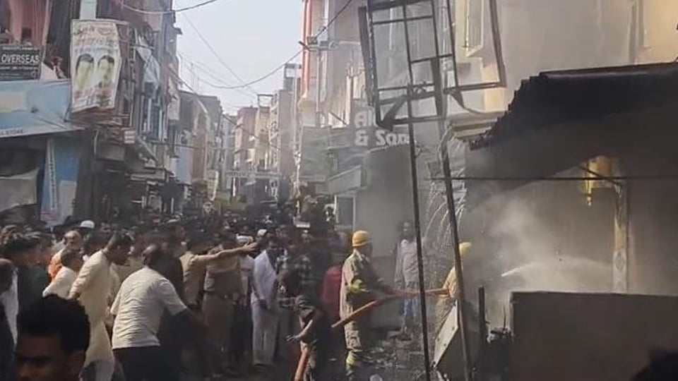 कानपुर: गद्दे के कारखाने में लगी भीषण आग, काबू पाने में जुटी दमकल
