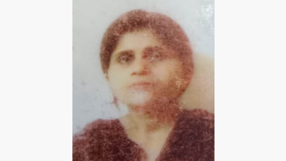 Kanpur: Wife of Ministry of Defence employee, returning after visiting a temple, run over by a truck; dies