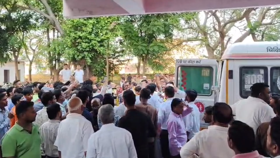 कन्नौज: क्रेन की टक्कर से बाइक सवार छात्र की मौत, भाई व पिता गंभीर रूप से घायल