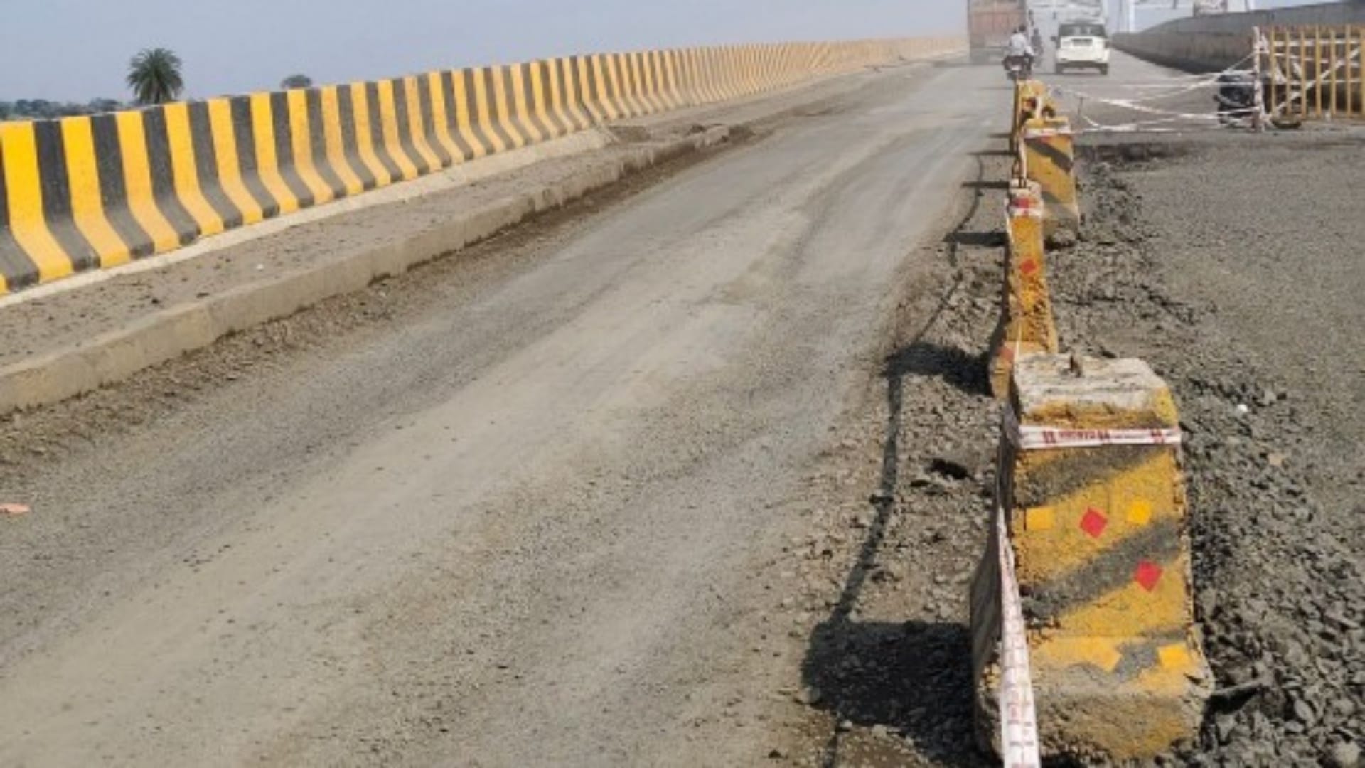 ओवरब्रिज का डामर उखड़ा