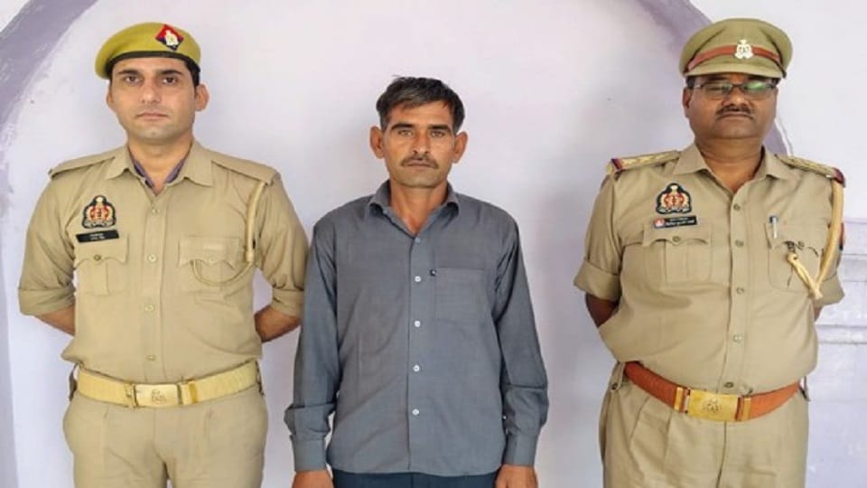 पुलिस गिरफ्त में आरोपी।