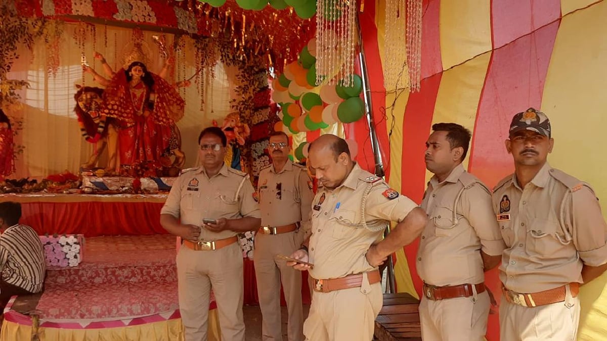 यूपी: अंबेडकरनगर में दुर्गा पंडाल में प्रतिमा खंडित करने पर बवाल, पुजारी की पिटाई के बाद बिगड़ा माहौल