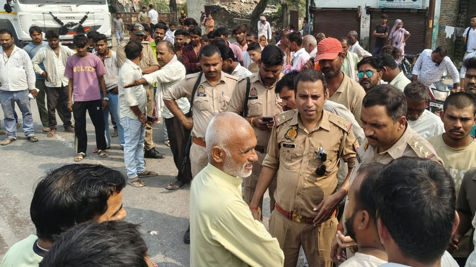 महोबा: डंपर की टक्कर से बीकॉम छात्र की मौत, आक्रोशित परिजनों ने शव रख हाईवे जाम किया