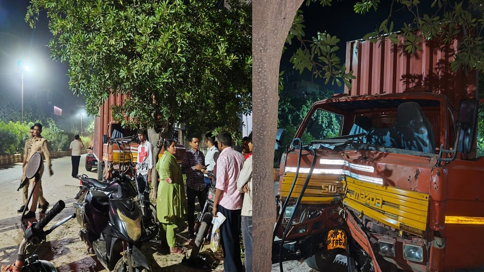 डीसीएम का कहर: बाइक में मारी टक्कर, फिर पेड़ से टकराई; बाल-बाल बचे दो सगे भाई