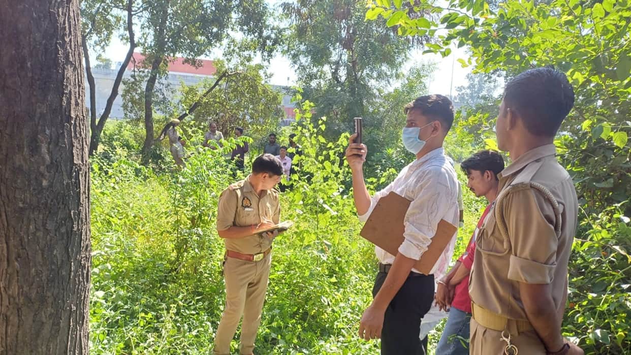 villager dead body found hanging from a tree near the Satellite bus stand in Shahjahanpur