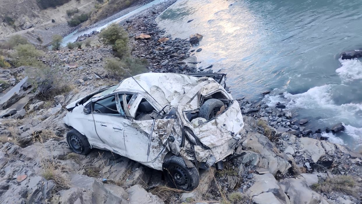 Road accident: Car falls from Udaipur-Tindi road onto the banks of the Chenab River; three dead, four injured.