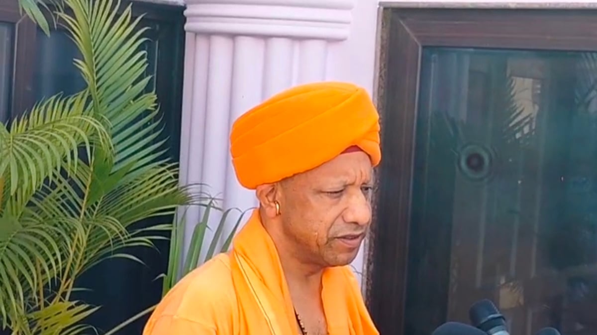 गोरखपुर: सीएम योगी बोले- बेटी के जन्म से पढ़ाई तक सरकार दे रही आर्थिक सहायता, विवाह के लिए भी मिलती है मदद