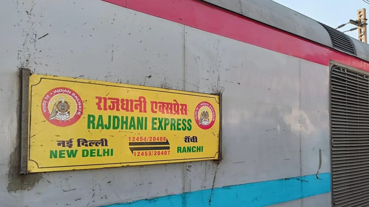 Engine of the Ranchi-New Delhi Rajdhani Express develops a fault near Argora runs more than two hours late.
